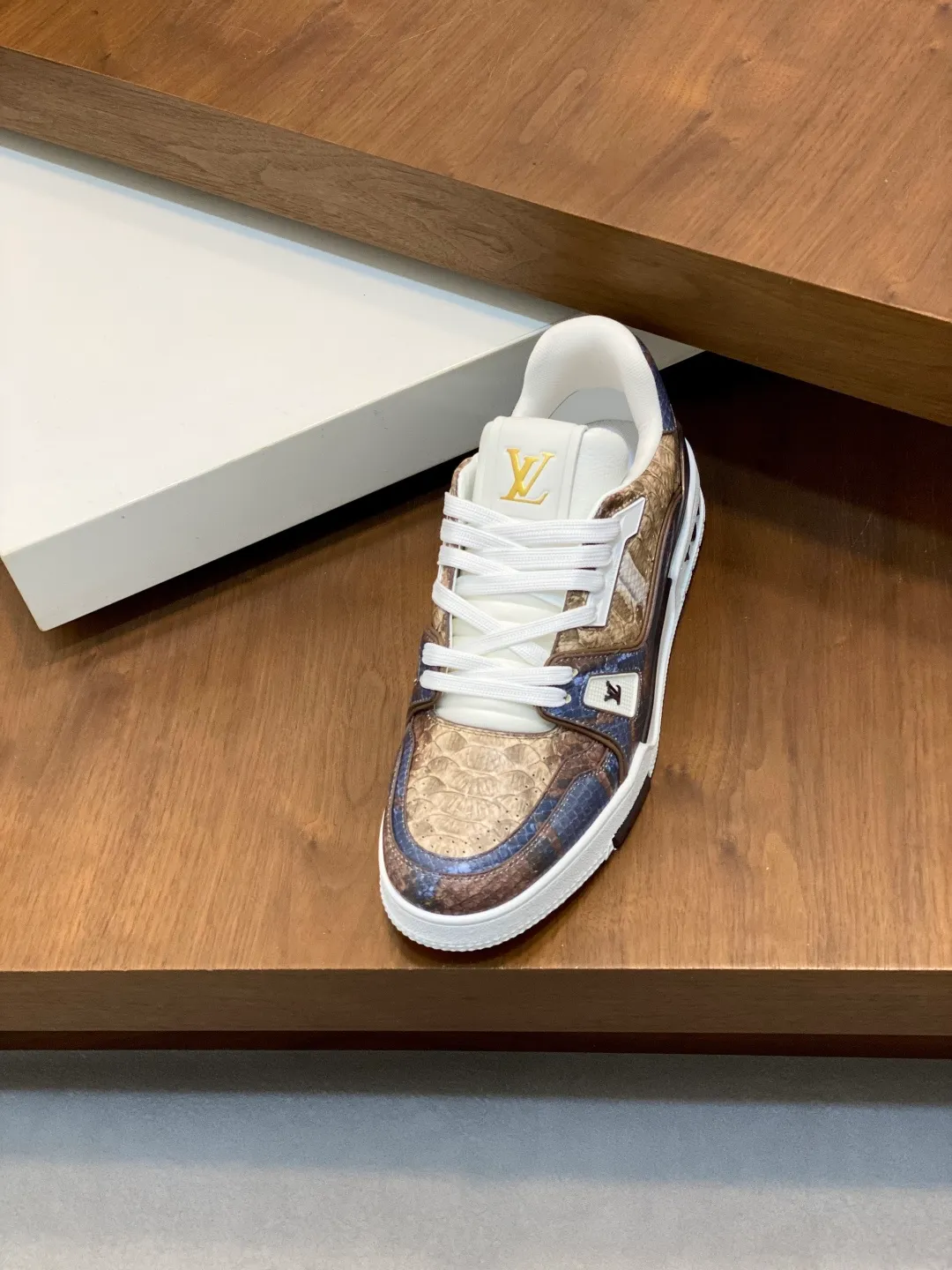 💰900 LV TRAINER python pattern sneakers for men are shipped. The early version of the LV Vuitton World official website is made of gorgeous python pattern stitched together in different parts. Creative inspiration drawn from retro basketball shoes continues the classic style and incorporates colorful natural patterns to create this new sneaker. The side is decorated with the Vuitton logo, the tongue and heel are decorated with LV letters, and the classic rubber outsole is decorated with Monogram flowers. Needless to say, the comfort of Lujia's shoes is very masculine! Completely packaged! Size: 39-40-41-42-43-44 standard leather shoe size (38/45/46 can be customized and does not support returns or exchanges)